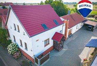 Hausansicht mit Carport