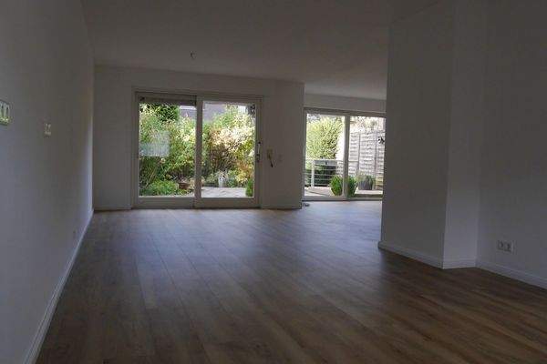 Blick von Küche in Ess-/Wohnzi