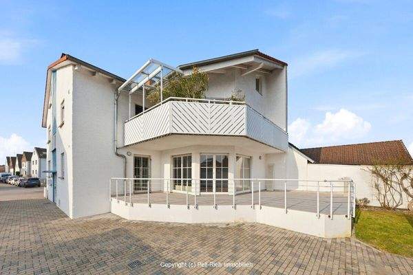 Rückansicht Gebäude & Terrasse