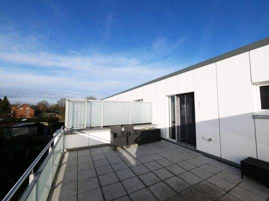 Große, sonnige Dachterrasse