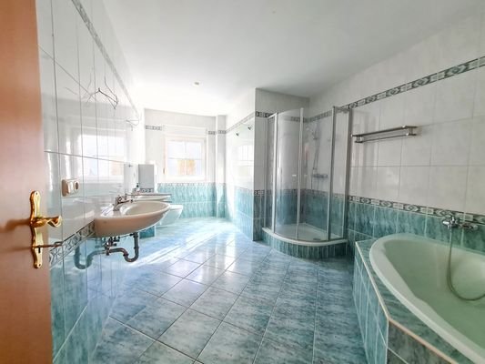helles Vollbadezimmer