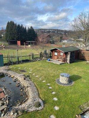 Gartenteil mit Gartenhaus und Brunnen 