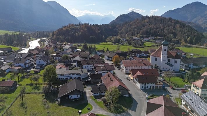 Blick zur Ortsmitte und Richtung Garmisch-P.