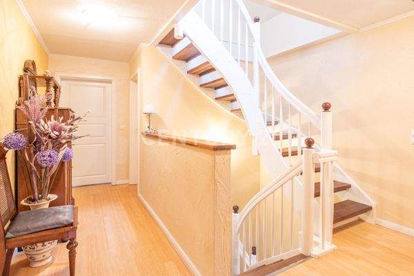 Flur im Dachgeschoss und Aufgang zum ausgebauten Spitzboden