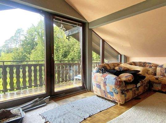 Zimmer im Dachgeschoss mit Zugang zum Balkon