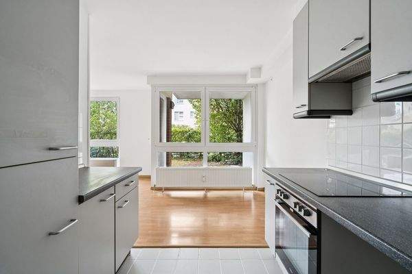 Halboffene Küche mit Blick zum Wohnzimmer