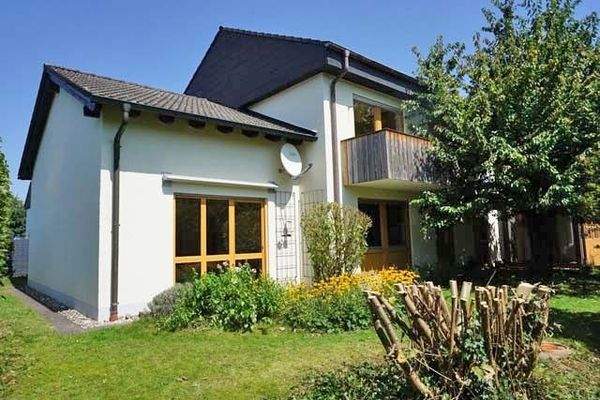 Südseite mit Terrasse, Balkon, Anbau