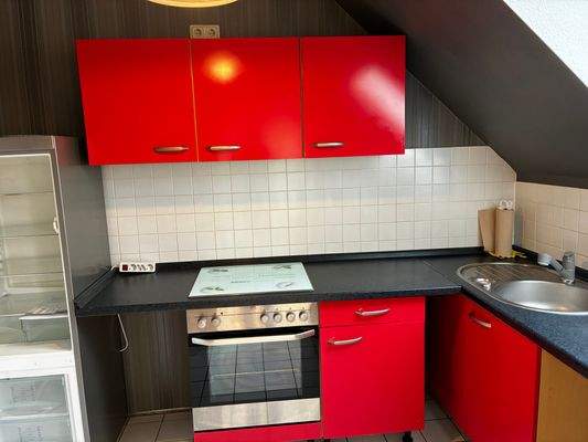 10. Küche mit Einbauten.jpeg