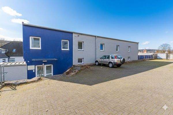 Haupteingang mit PKW- Stellplätze