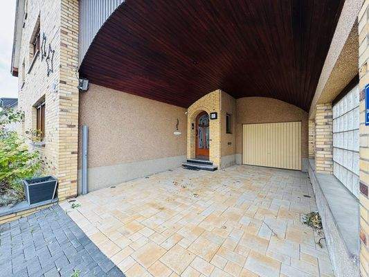 Großes Vordach mit Garage