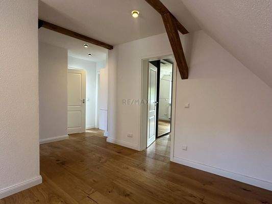 Blick im DG auf 2 weitere SZ und Bad