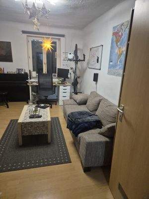 Wohnzimmer Sicht von Tür nach rechts