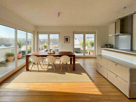 Wohn-Essbereich- anhand von KI eingerichtet