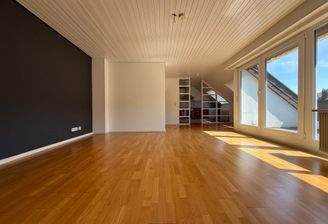 Wohnzimmer mit Blick zu Essplatz und Küche