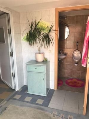 Einliegerwohnung-Flur-kleines Bad
