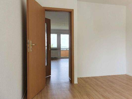 Schlafzimmer, Blick zum Wohnzimmer