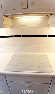 Küche Induktionsf. weiß u. Dunstabz.