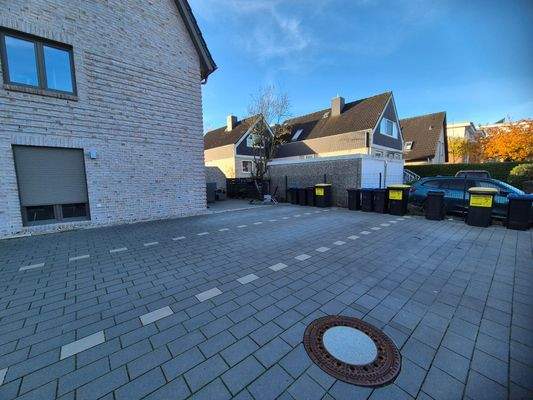 Parkplatz und Terrasse