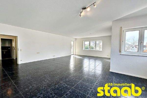 ... mit Zugang zum Balkon