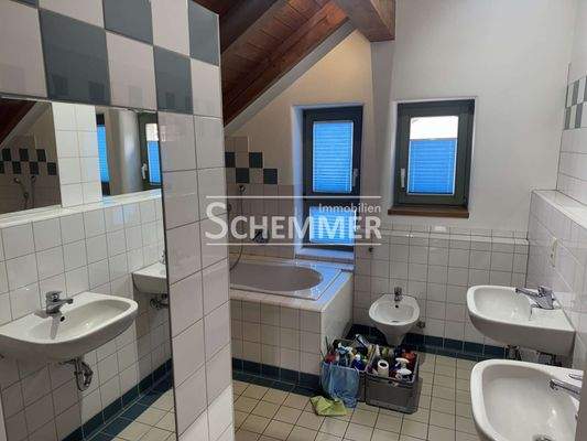 Bad mit, Wanne, Dusche, Fenst