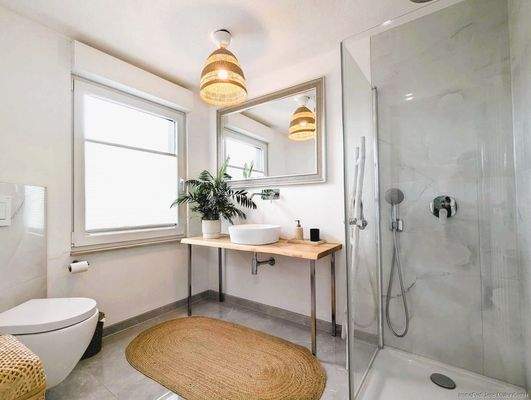 Modernes Bad mit großer Dusche und Waschtisch