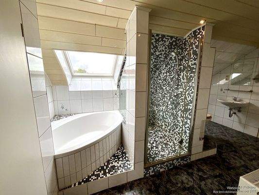 Tageslichtbad mit Eckbadewanne unter dem DF-Fenster für romantische Stunden