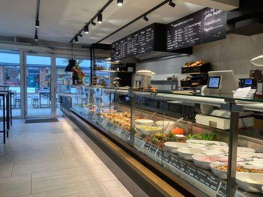 Kühltheken und Arbeitsflächen in hervorragendem Zustand