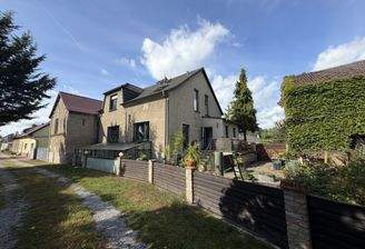 Vorderansicht Wohnhaus mit Teil der Scheune