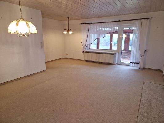 Großzügiges Wohn- und Esszimmer mit Zugang zum Wintergarten