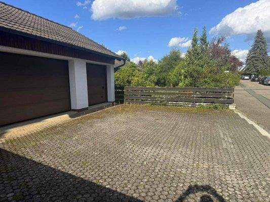 3 Stellplätze vor den Garagen_.JPG