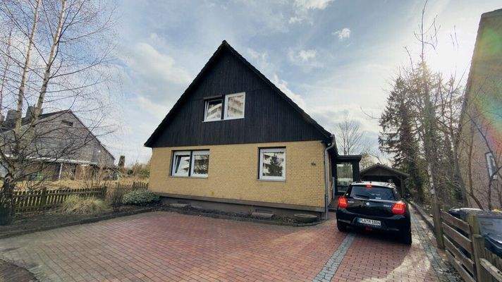 Carport und Stellplätze.