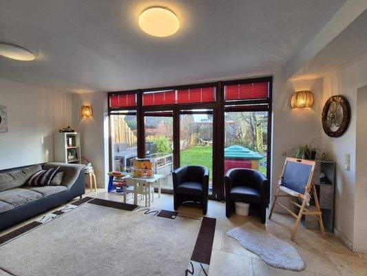 Wohnzimmer mit Ausgang zur Terrasse