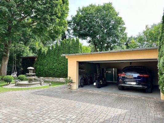 große Doppelgarage mit zusätzl. Raum für Fahrräder