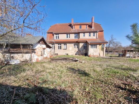 Haus- und Schuppenansicht aus dem Garten