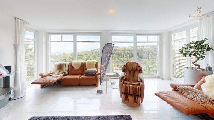 sonniges Wohnzimmer mit Weitblick ins Maintal