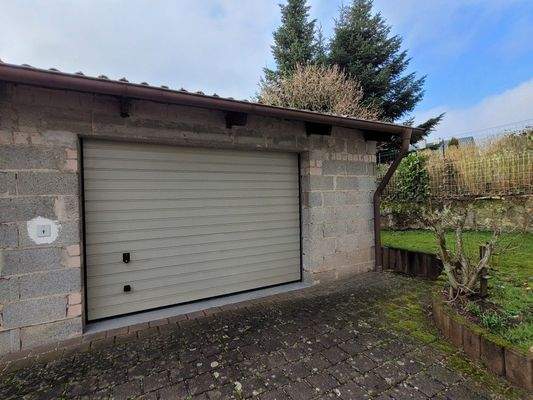 großzügige separate Garage