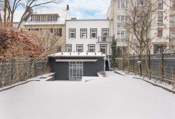 Großer, eigener Garten mit modernem Gartenhäuschen