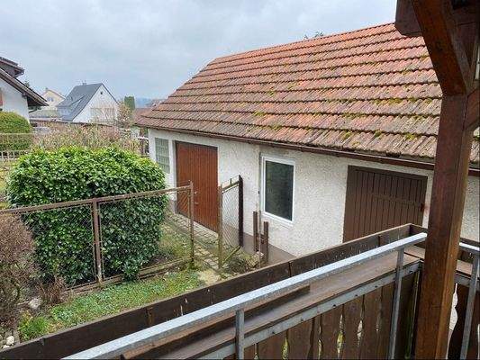 Blick zum Schuppen und zur Gar