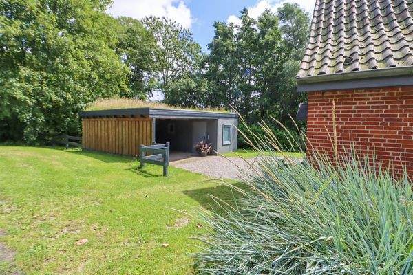 Zufahrt zum Carport mit Abstellraum, Öltank und Platz für Fahrräder