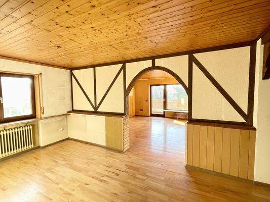 Esszimmer und Blick ins Wohnzimmer