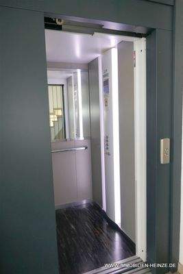 moderner großer Aufzug