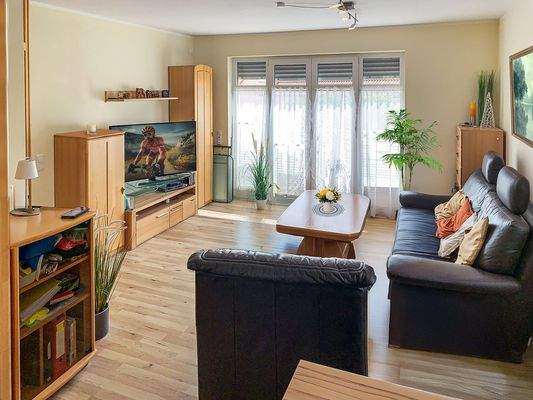 Wohnzimmer mit Terrassenausgang.jpg