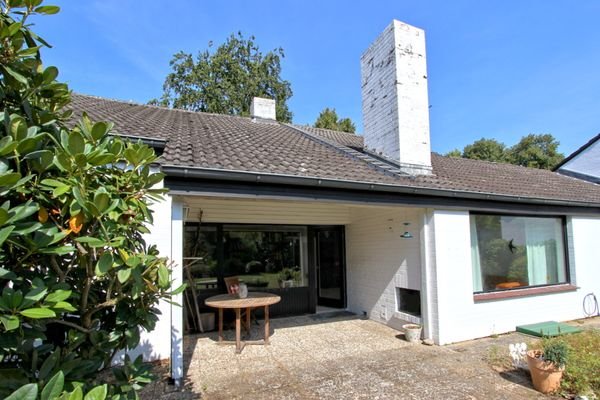 Idyllische Terrasse zum Garten