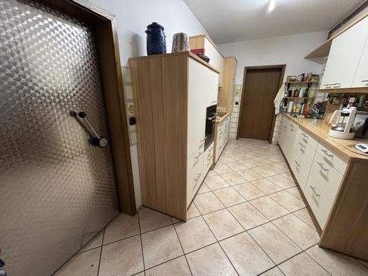 Küche mit Kühlraum als Speisekammer