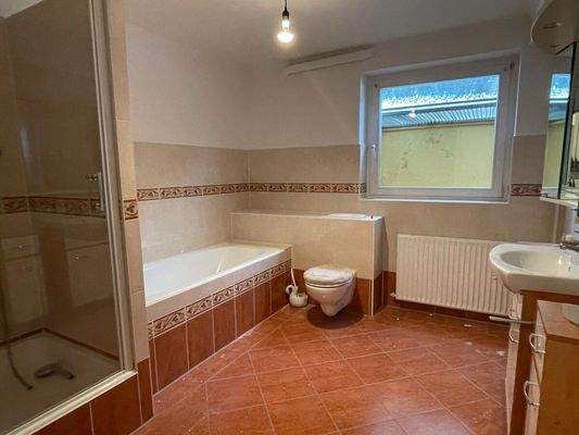 Vollbad mit Dusche und Badewanne