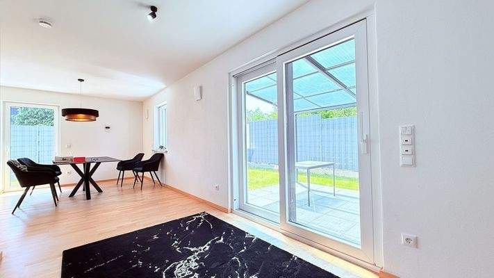 Zugang Terrasse und Essbereich