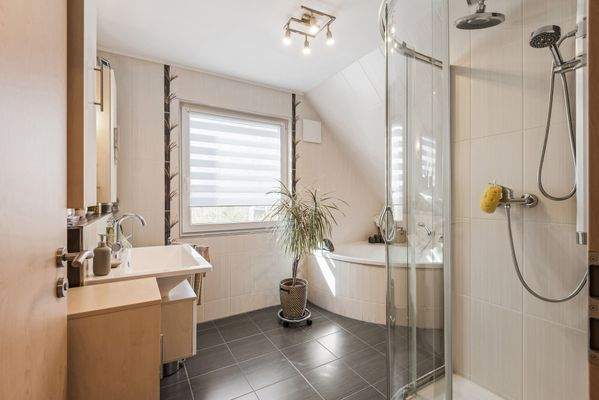 Bad mit Dusche und Eckwanne im OG