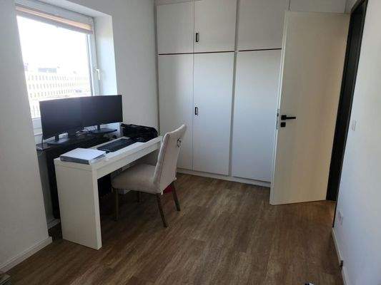 Büro / Kinderzimmer mit Einbauschränken