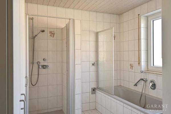 Tageslichtbad-mit-Wanne-und-Dusche