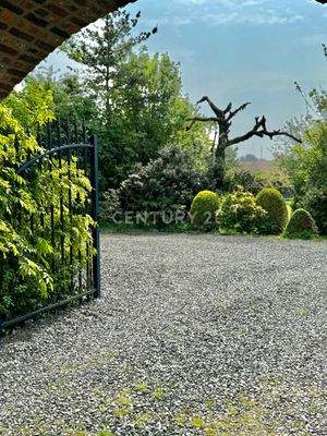 Einfahrt mit Weitblick auf Felder